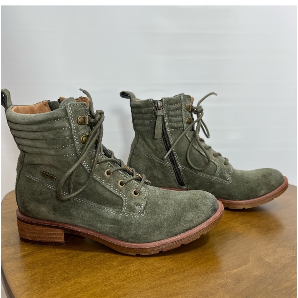 Sofft Boots. Never worn. Excellent quality. Sz 6.5. Can fit size 6.